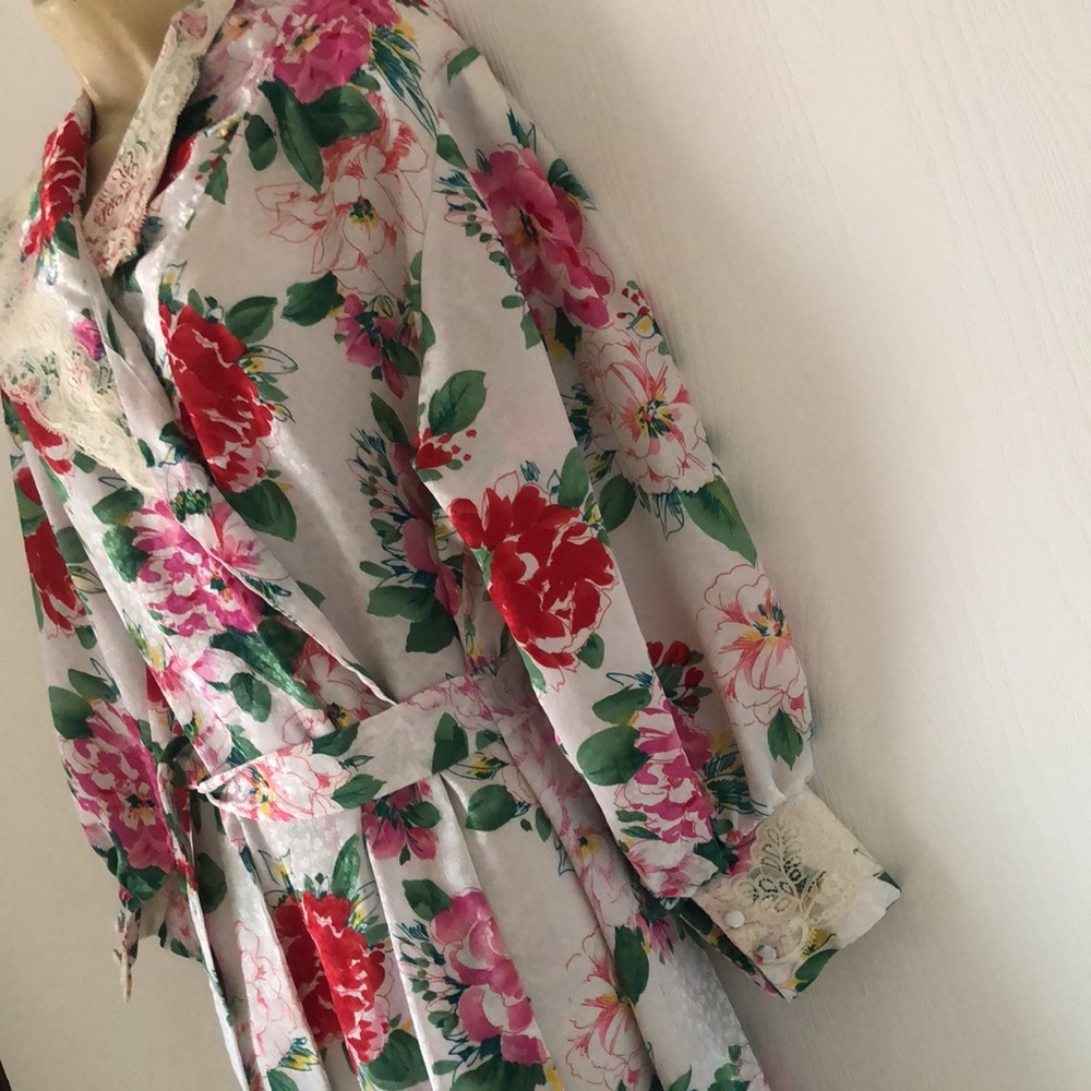 Woman’s rare Victorian floral VTG Gold label Victoria’s Secret lace bath robe - Picture 8 of 16